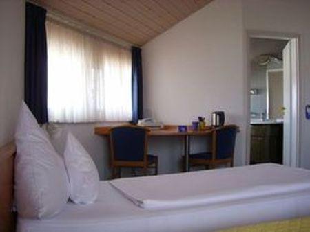 Hotel Crystal Filderstadt Room photo
